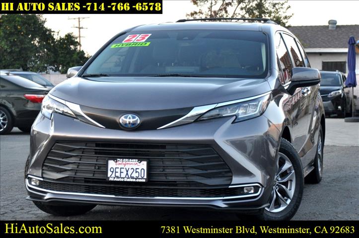 2023 Toyota Sienna XLE's photo